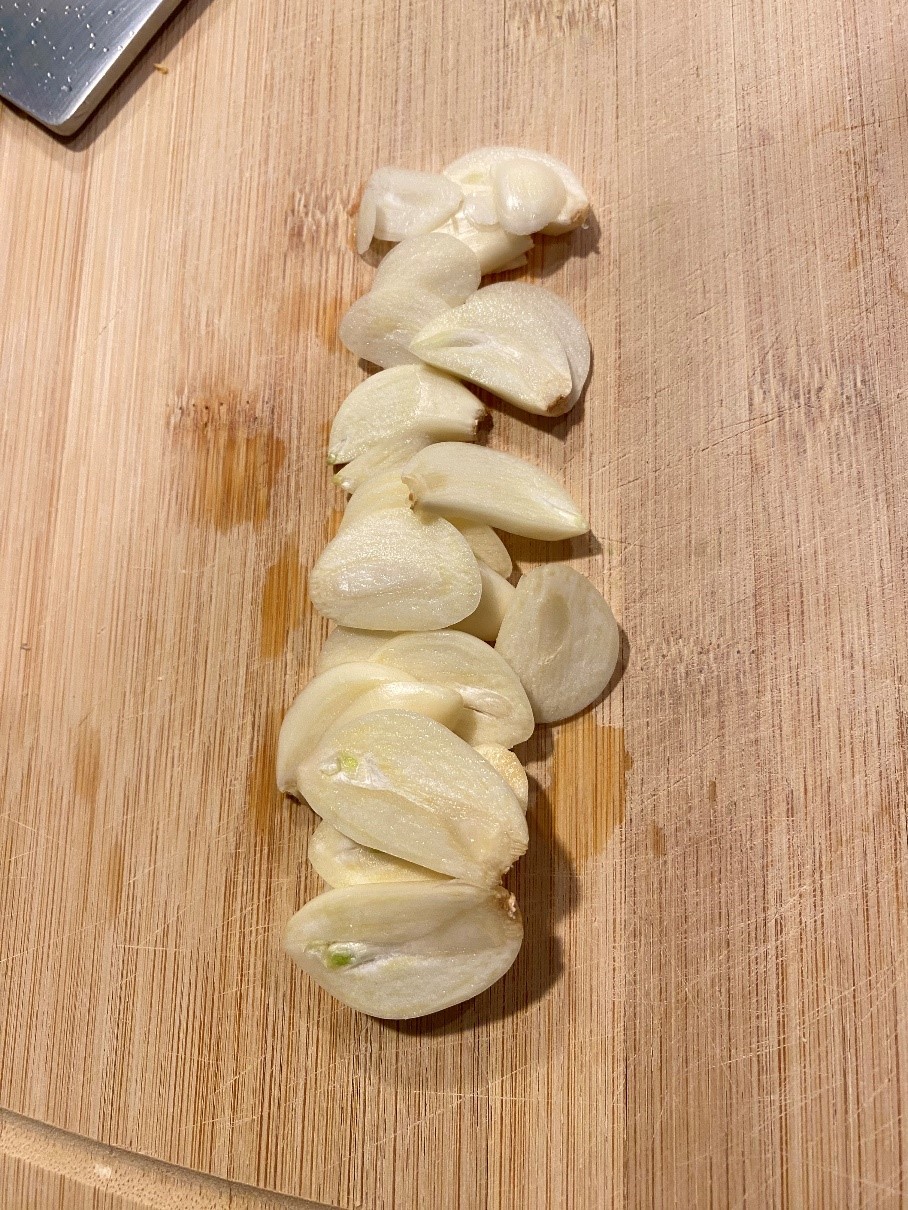 sliced garlic