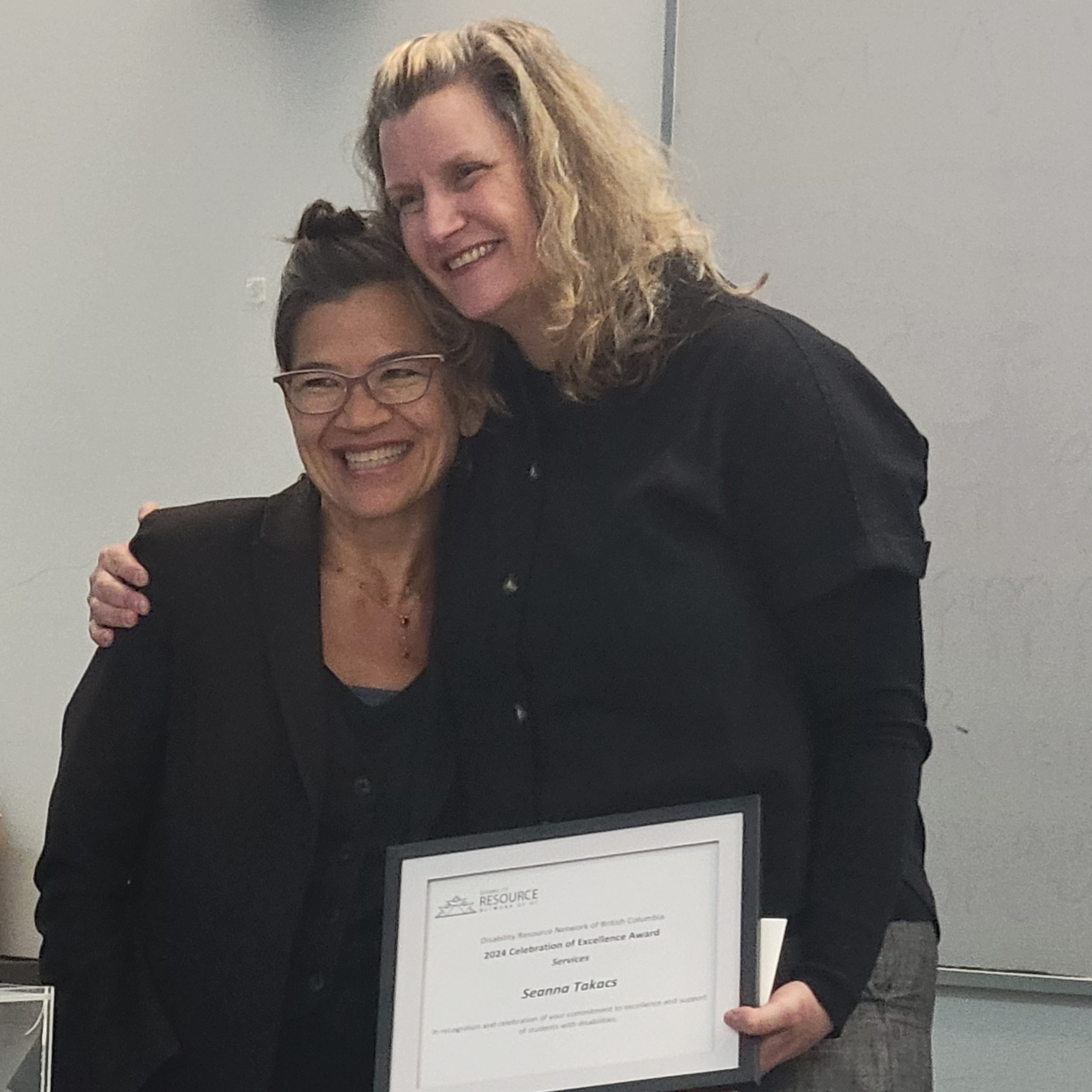 Deloris Piper (left) from Academic Communication Equity B.C. presents award to Dr. Seanna Takacs, KPU Learning Specialist.
