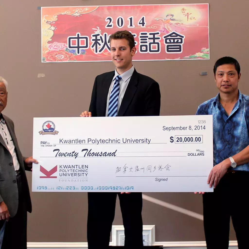 (From left) Tiensu Tsang, honorary president of the Wenzhou Society, presents KPUAA board member Brandon Hastings with an endowed scholarship donation, alongside current Wenzhou Society President Miaofei Pan. The cheque was presented during the Mid-Autumn