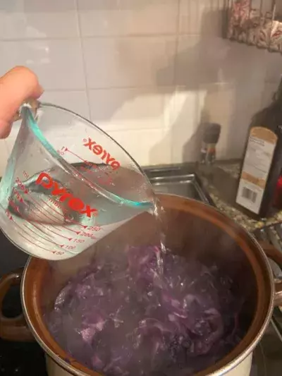 Pour vinegar into pot